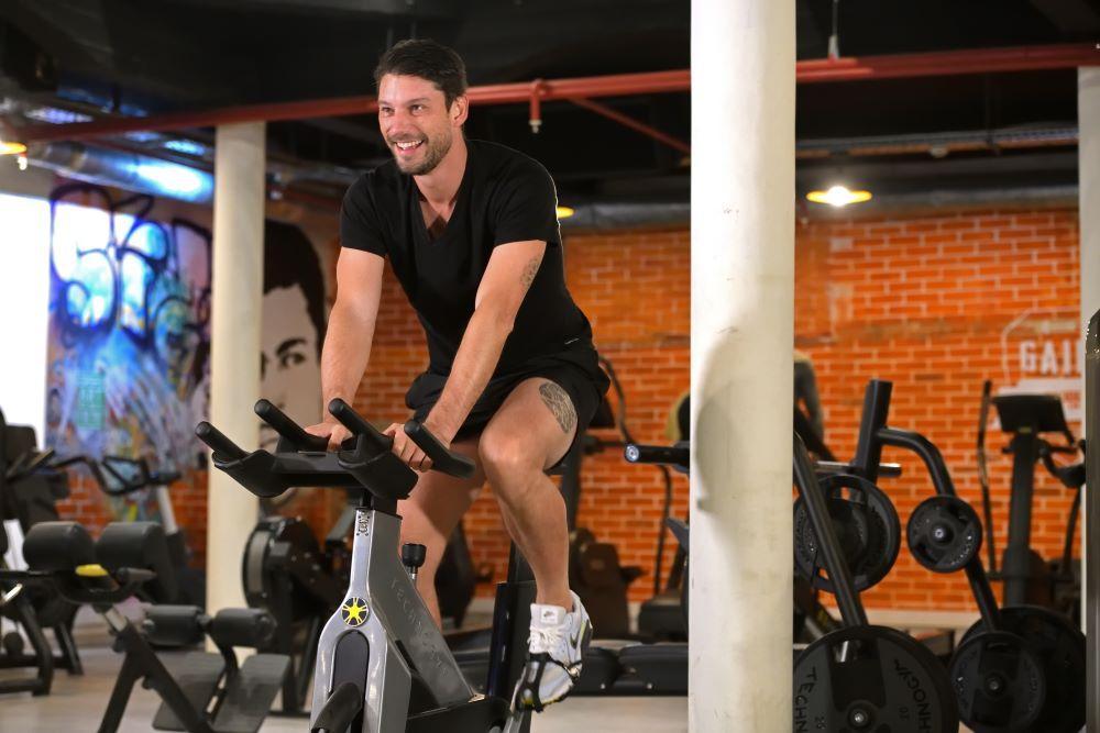 Moevenpick Hotel Mansour Eddahbi Marrakech Марракеш Экстерьер фото A man on a stationary bicycle