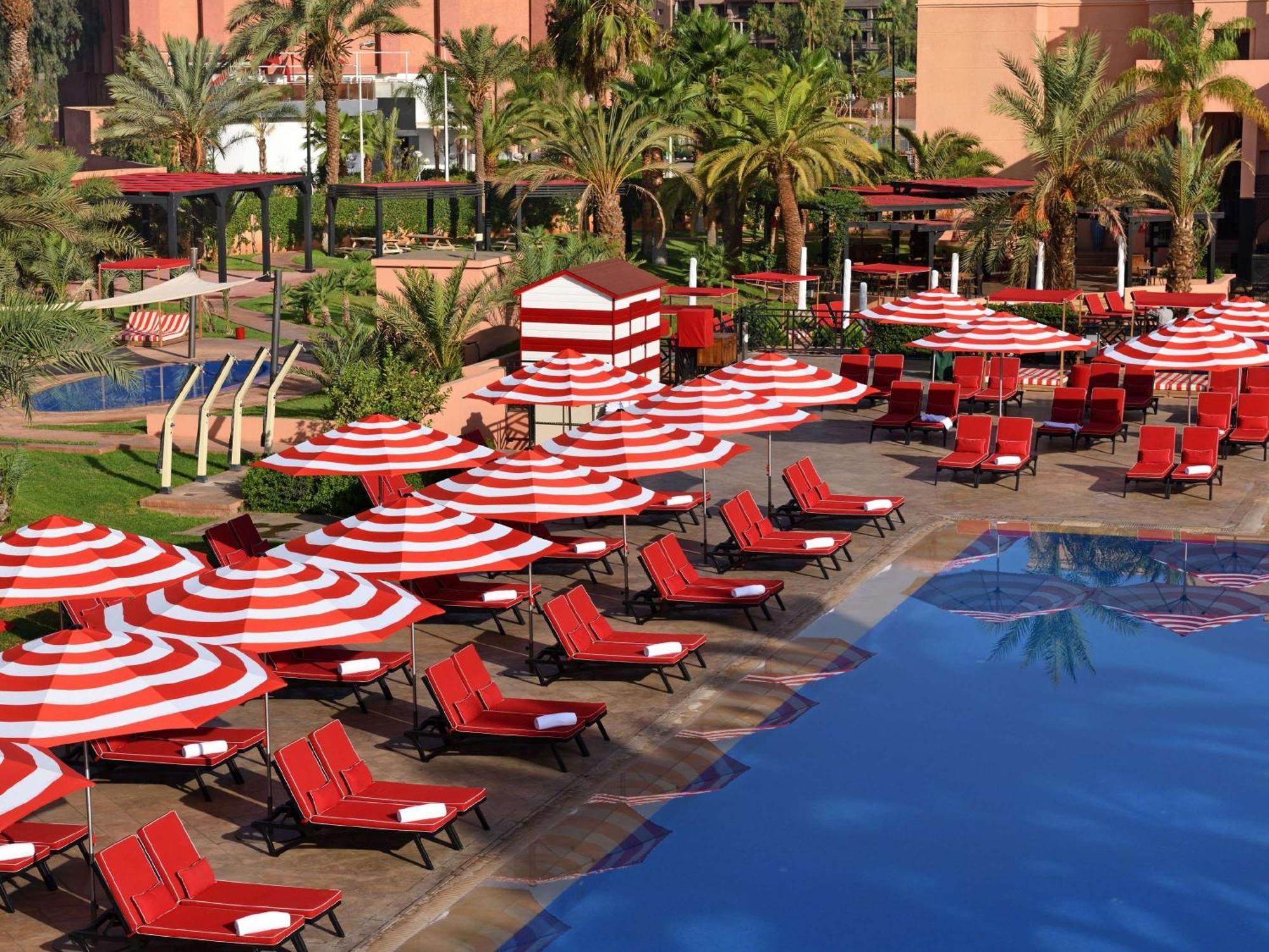 Moevenpick Hotel Mansour Eddahbi Marrakech Марракеш Экстерьер фото The pool at the hotel