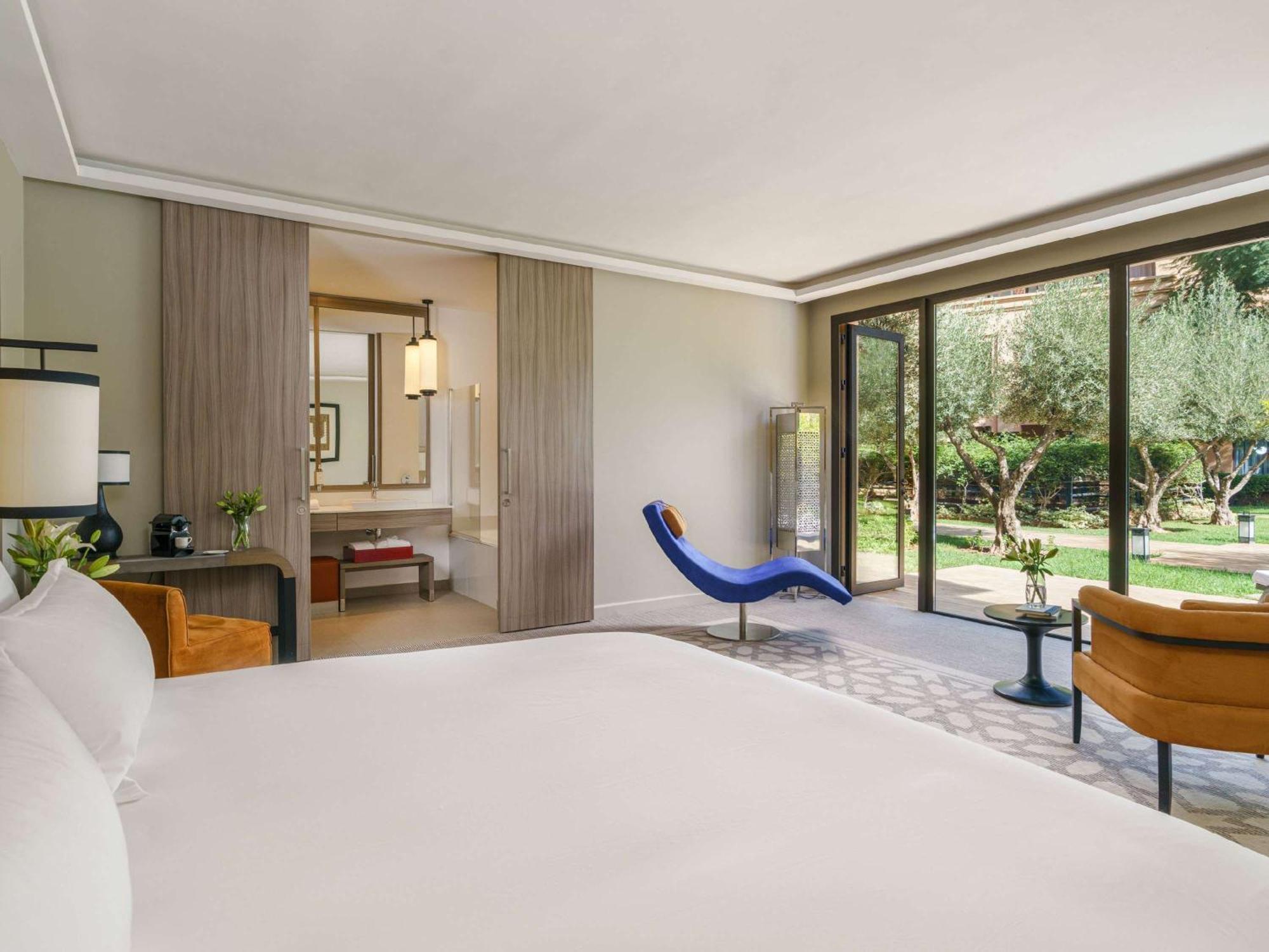 Moevenpick Hotel Mansour Eddahbi Marrakech Марракеш Экстерьер фото A guest room at the hotel